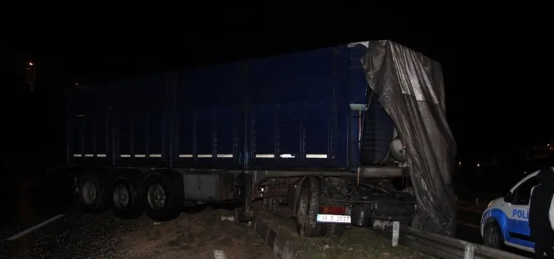 Kontrolden çıkan TIR refüjde asılı kaldı! Sürücü 153 promil alkollü çıktı