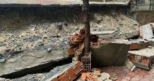 Beylikdüzü’nde istinat duvarı yıkıldı