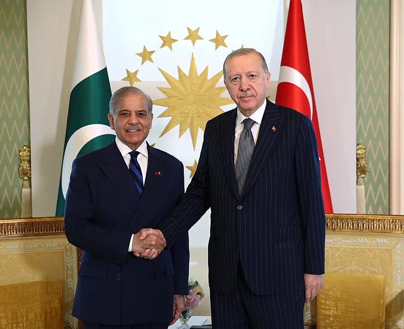 istanbulda-kritik-zirve-baskan-erdogan-pakistan-basbakani-sahbaz-serifi-kabul-etti-1783168076943.png Başkan Erdoğan Pakistan Başbakanı Şahbaz Şerif ile Vahdettin Köşkü'nde görüştü (Foto: AA)