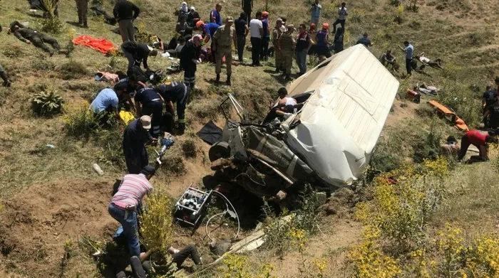 Van Özalp’te göçmenleri taşıyan minibüs takla attı: 17 ölü