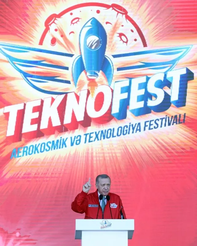 Bakü semalarında hilal ve yıldız! Teknofest'te nefesleri kesen gösteri