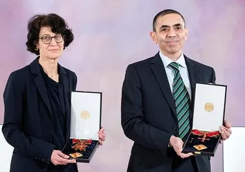 Koronavirüs salgını ne zaman bitecek? Uğur Şahin ve Özlem Türeci'den açıklama geldi