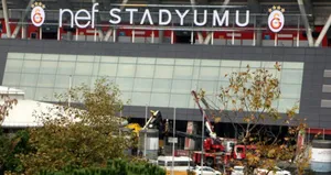 Galatasaray NEF Stadı’nda vinç devrildi