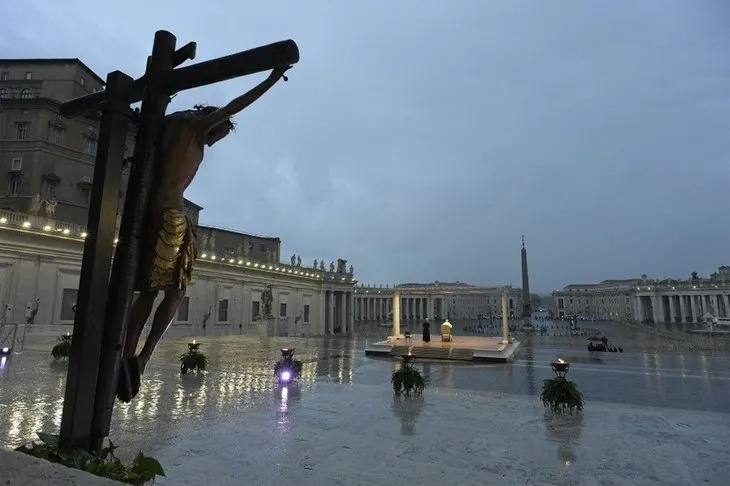 Papa Francis yağmur altında tek başına corona virüs duası etti