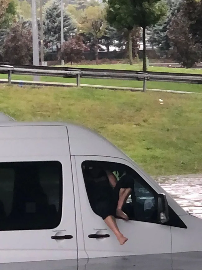 İstanbul Edirnekapı'da yağış nedeniyle araçta mahsur kaldı - 1