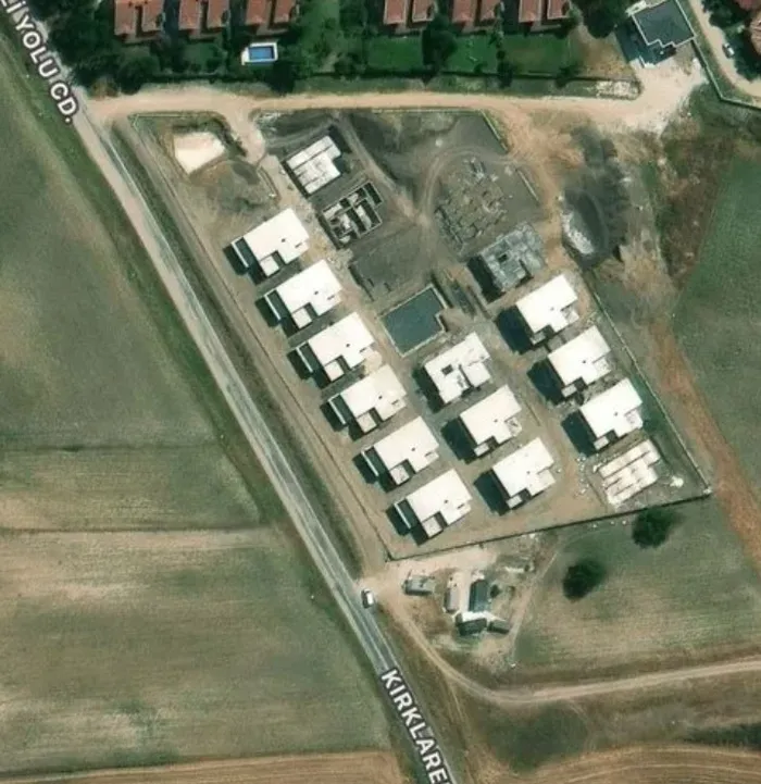 15-bin-donumluk-arazi-satisinda-21-luks-villa-yapildigi-ortaya-cikti-1740676049093.jpg İskender köyünde yapılan usulsüz arazi satışında 21 lüks villanın yapıldığı tespit edildi. (Sabah)