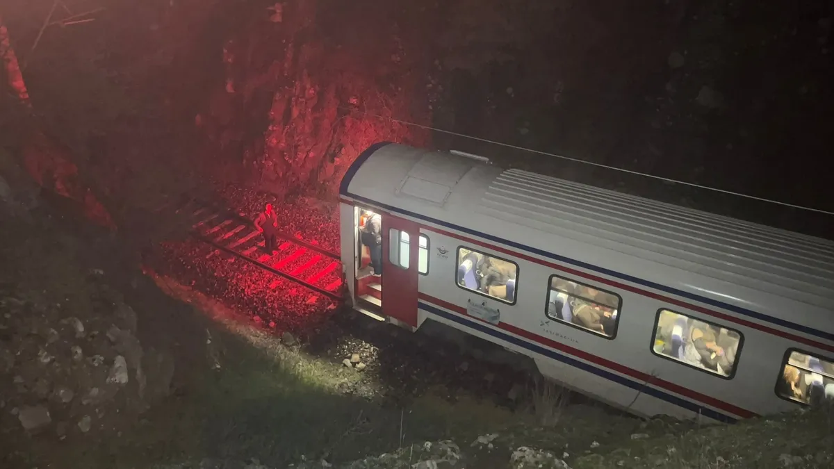 Toprak kaydı tren vagonu raydan çıktı! 150 yolcu tahliye edildi