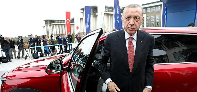Başkan Erdoğan Togg'un direksiyonunda! O anların görüntüleri paylaşıldı! Emine Erdoğan ile Başkan Erdoğan arasında gülümseten diyalog