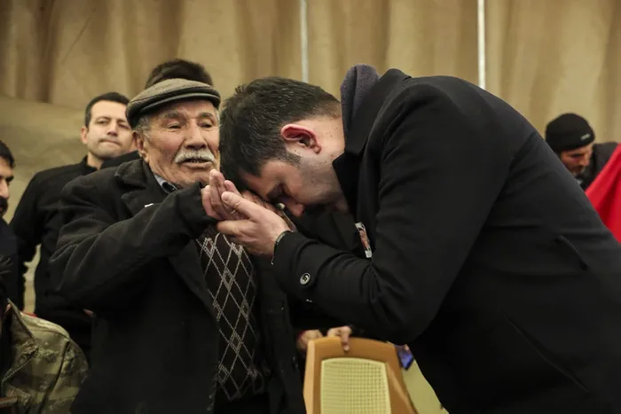 Şehit babasından ağlatan sözler! Bakan Kurum anlattı: ’Ayakkabılarım çamurlu’ dedi binmek istemedi