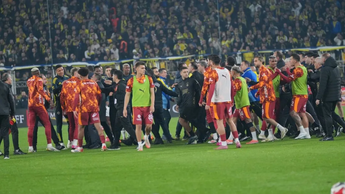 Derbi öncesi futbolcular arasında gerginlik! Seyirci hamlesi tartışma yarattı