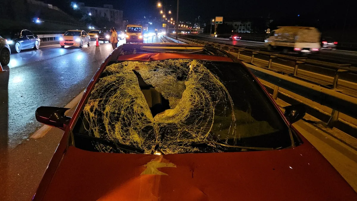 Otoyolda karşıdan karşıya geçmeye çalışan adam otomobilin çarptı