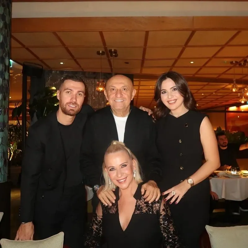 ogulcan-enginden-kardesine-nostaljik-kutlama-sinan-enginin-sir-gibi-sakladigi-kizi-1775033116440.jpeg Sinan Engin'in eşi ve çocukları