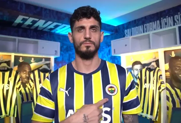 fenerbahce-yeni-transferi-samet-akaydina-formayi-giydirdi-1673450460865.jpg Fenerbahçe yeni transferi Samet Akaydın'a formayı giydirdi - 4