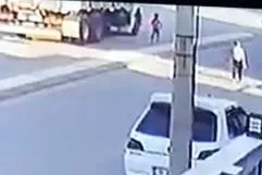 8-yasindaki-kizin-uzerinden-15-tonluk-kamyon-gecti-o-anlar-kamerada-1635677711707.jpg 8 yaşındaki kızın üzerinden 15 tonluk kamyon geçti! O anlar kamerada - 1