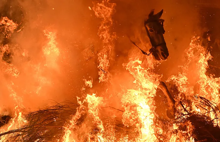 Gelenek mi eziyet mi? Gecenin karanlığını yaran alevler ve atlar