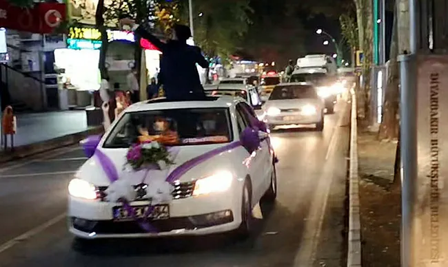 Diyarbakır'da yasağa rağmen düğün konvoyu yapıp trafiği birbirine kattılar - 1