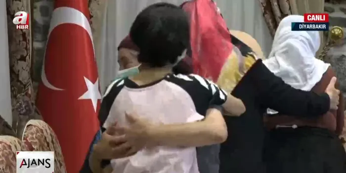 Anneler kazandı, A Haber ekrana taşıdı! HDP önünde davullu zurnalı kutlama