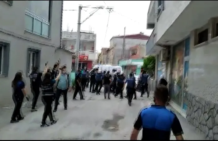 Bursa'da yıkım gerginliği! Polis ve zabıtaya taş ve sopalarla saldırdılar - 2