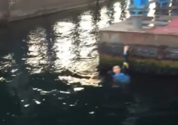 İstanbul'da hareketli anlar! Denize atlayan genci tekne kaptanı kurtardı