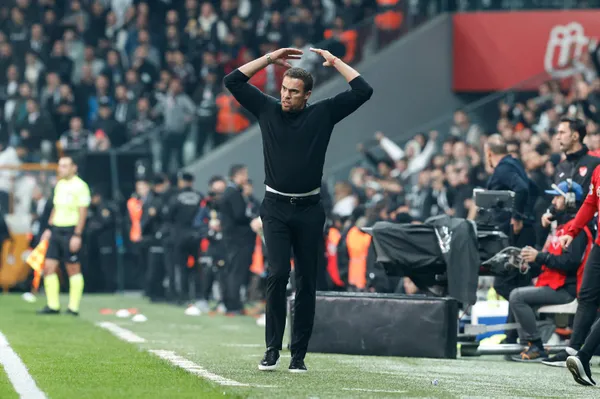 besiktas-taraftari-valerien-ismaele-kapiyi-gosterdi-istifa-sesleri-1665952276214.jpg Beşiktaş taraftarı Valerien Ismael'e kapıyı gösterdi: İstifa sesleri - 4