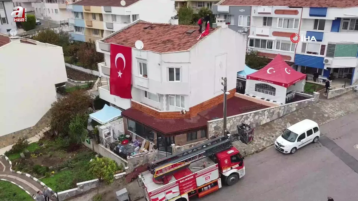 Şehidin evine Türk Bayrağı asıldı