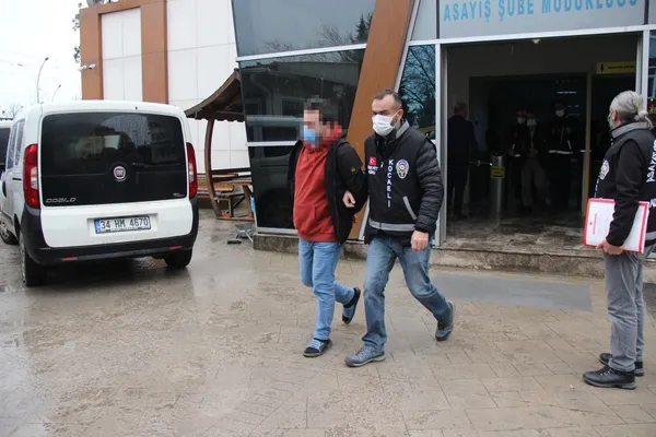 kocaelinde-tavuk-yuzunden-komsusunu-oldurmustu-8-zanli-yakalandi-1641981010484.jpg Kocaeli'nde tavuk yüzünden komşusunu öldürmüştü! 8 zanlı yakalandı - 2