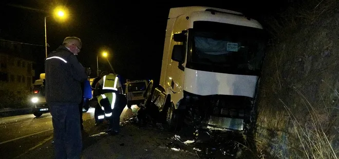 TIR ile otomobil kafa kafaya çarpıştı