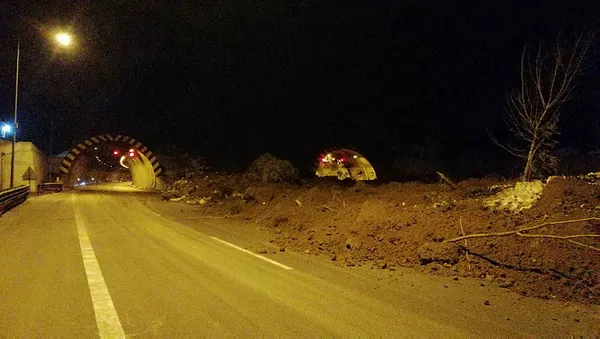 Son dakika: Bolu Dağı Tüneli'nin Düzce girişinde heyelan meydana geldi! Yol trafiğe kapatıldı - 3