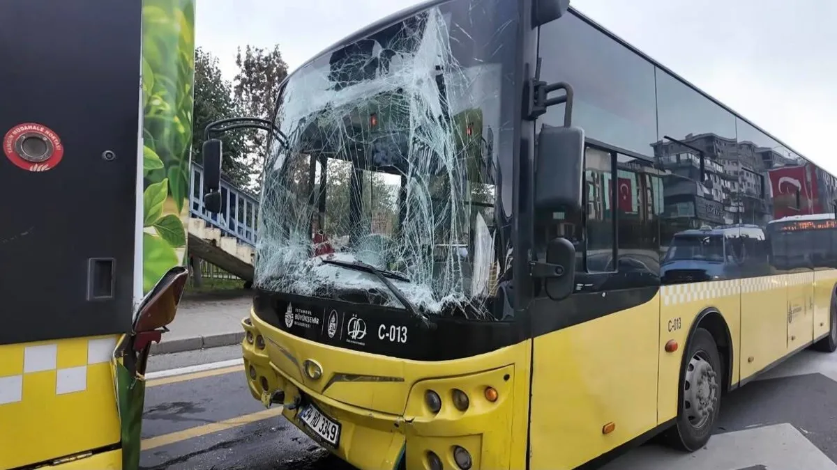 Üsküdar'da iki İETT otobüsü çarpıştı: 4 yolcu yaralandı