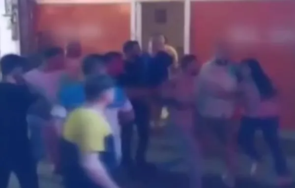 1690359866211.jpeg Eşinin gittiği masaj salonunu bastı ortalığı birbirine kattı: İçeride bir sürü adam köpükleniyor - 3