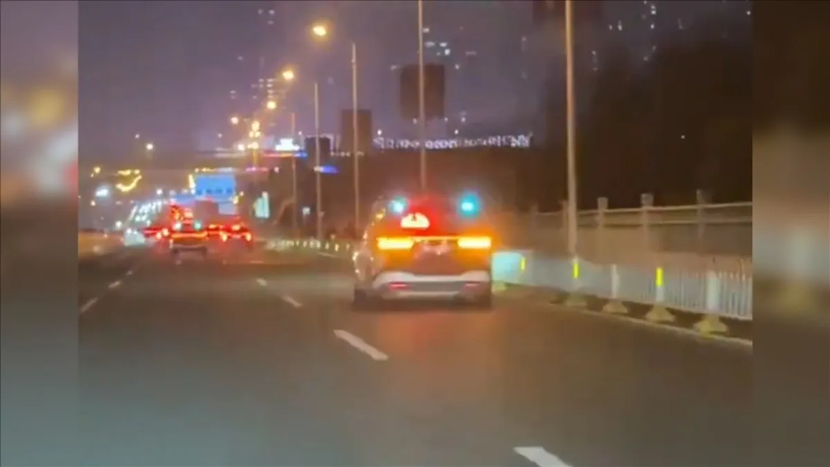 Çin'de sürücüsüz taksiler yolda kaldı: Şehirde trafik durdu
