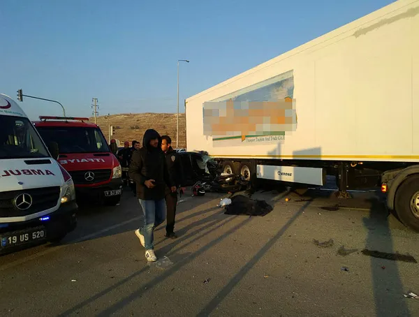 Son dakika: Çorum'da feci kaza! Otomobil TIR'ın altına girdi: Ölü ve yaralılar var - 2