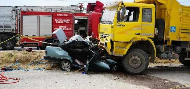 Balıkesir-İzmir yolunda katliam gibi kaza! Yola çıkan köpeğe çarpmamak için manevra yaptı... 3 ölü, 1 yaralı