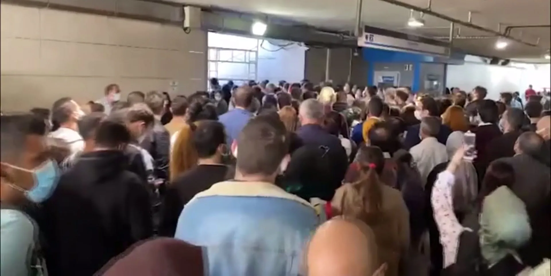 İstanbul'da metrobüs ulaşımı çileden öteye geçti! Son görüntülere tepkiler çığ gibi büyüdü