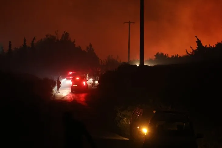 İzmir Çeşme’de orman yangını | Ekipler seferber oldu! Alev kapanında son durum ne?