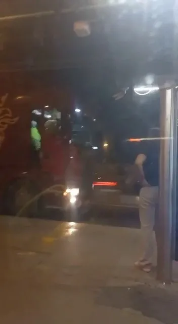 istanbulda-saskina-ceviren-goruntuler-metrobus-beklerken-tir-geldi-1656678469008.jpg İstanbul’da şaşkına çeviren görüntüler! Metrobüs beklerken tır geldi - 5