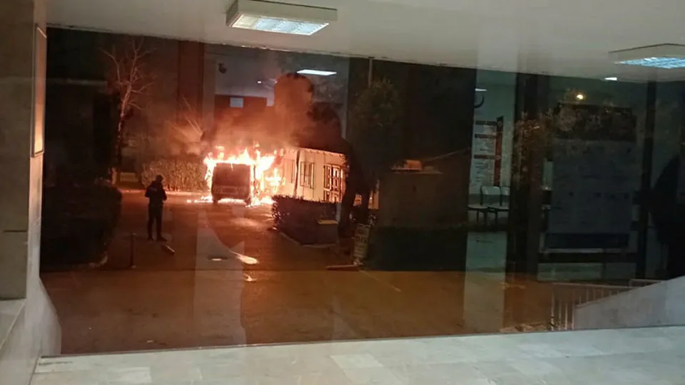Pendik'te korku dolu anlar! Polis aracı yandı! Alevler hastanenin arşiv binasına sıçradı