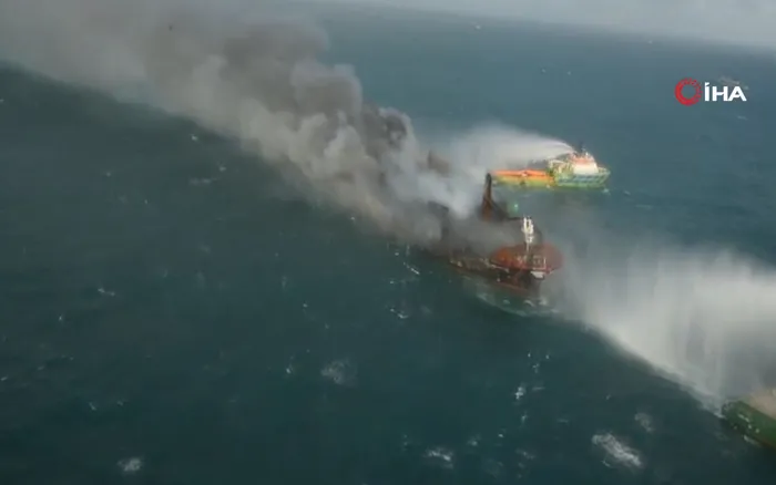 Yanan gemiden kopan parçalar sahile vurdu