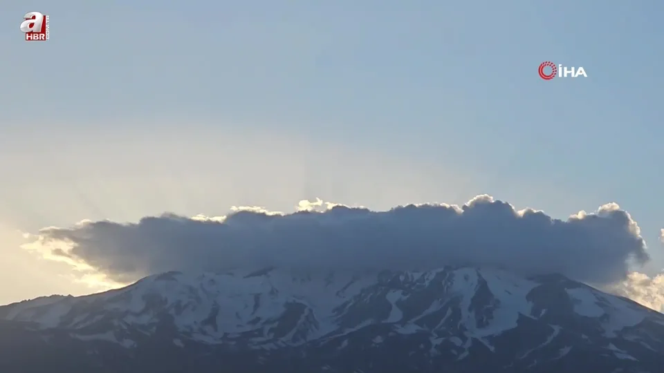 Süphan Dağı’nın zirvesindeki bulutlar görenleri hayran bıraktı