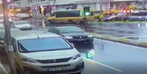 İstanbul'da yürekleri yakan kaza! Minibüs altında kalan kadının kulağı koptu - 1