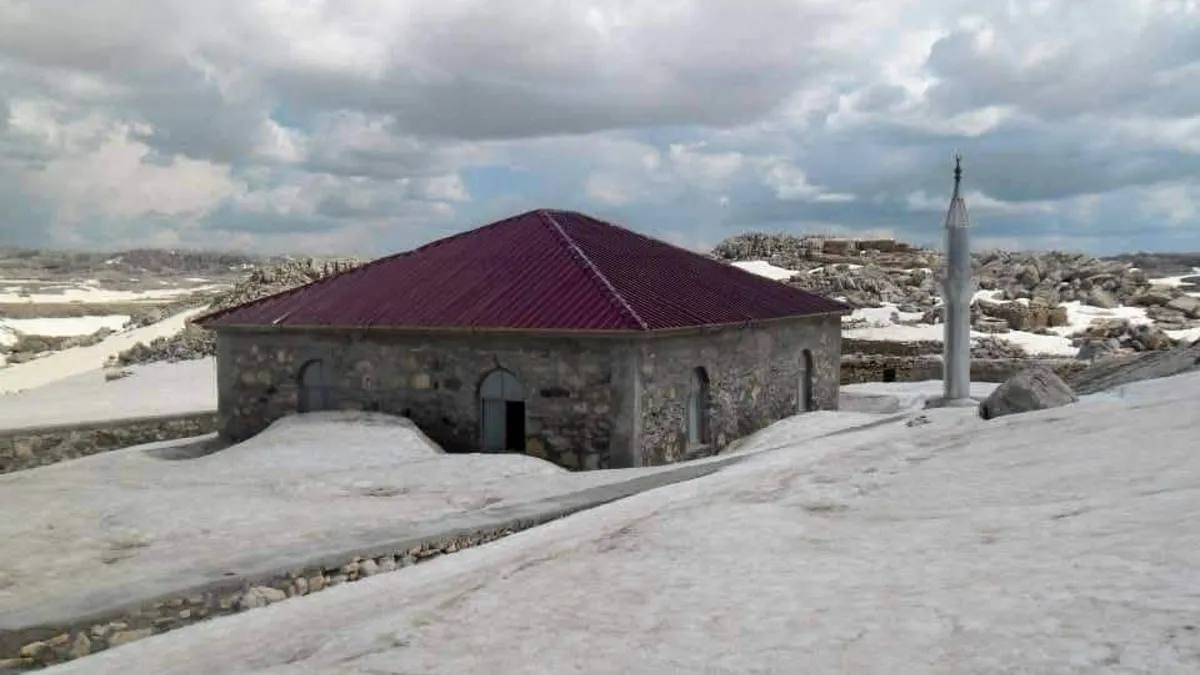 Toroslar'ın zirvesinde 741 yıllık cami kar altında kaldı