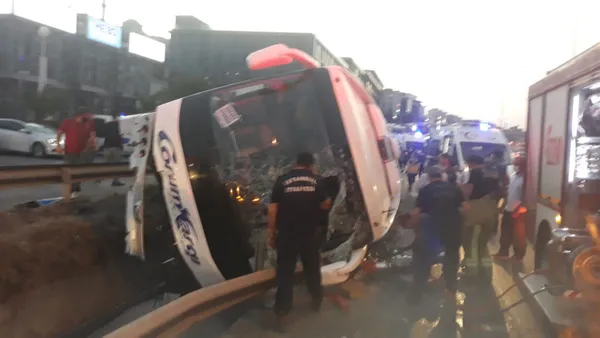 Son dakika | İstanbul Pendik'te otobüs yan yattı! Yaralılar var - 1