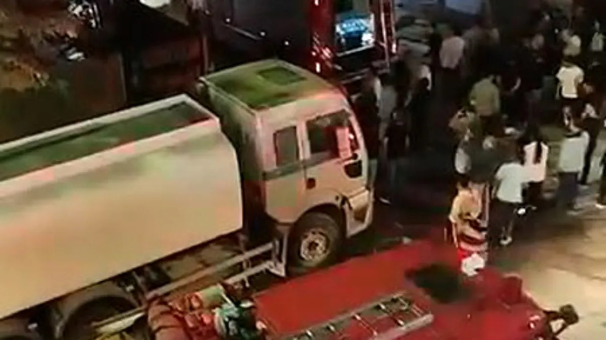 Küçükçekmece'de yıkım sırasında binanın bir bölümü çöktü: 2 yaralı