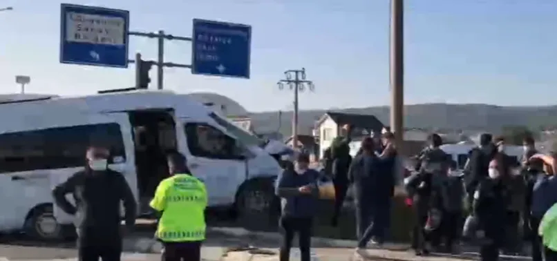 Kütahya'da öğrenci servisi ile TIR çarpıştı
