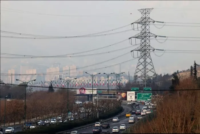 iranda-kriz-derinlesiyor-para-birimleri-tarihin-en-dusuk-seviyesinde-1734529949405.jpg Başkent Tahran'ın yolları. Polis, kazaların ʺkatlanarak arttığıʺ konusunda uyardı (AFP)