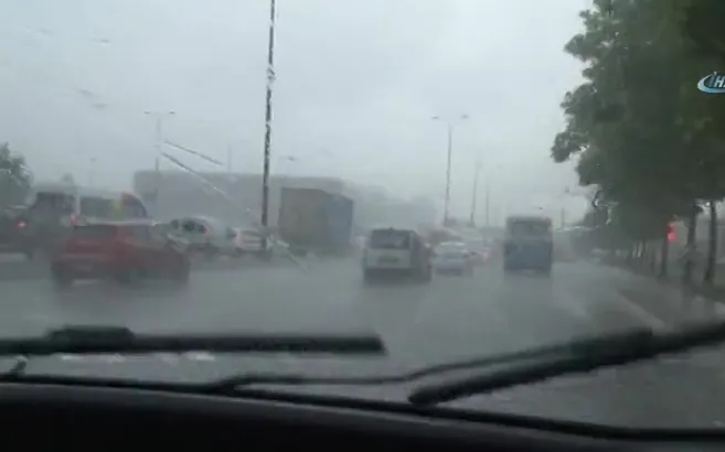 İstanbul'da sağanak yağış etkili oluyor