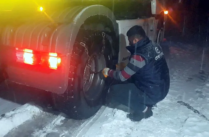 Erzincan'da trafik kar nedeniyle durdu - 1