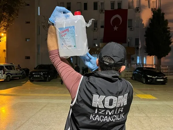 izmir-emniyetinden-sahte-etil-alkol-kacakcilarina-operasyon-1668408882334.jpg İzmir emniyetinden sahte etil alkol kaçakçılarına operasyon - 1