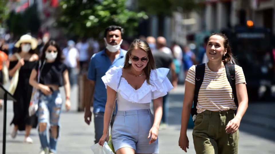 Taksim'de maskesiz gezi! Koronavirüsü hiçe saydılar
