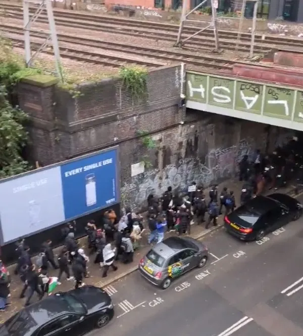 1700166528319.jpg Londra'da liseli öğrenciler ders saatinde Filistin için yürüyüş yaptı: Nehirden denize özgür Filistin! - 1